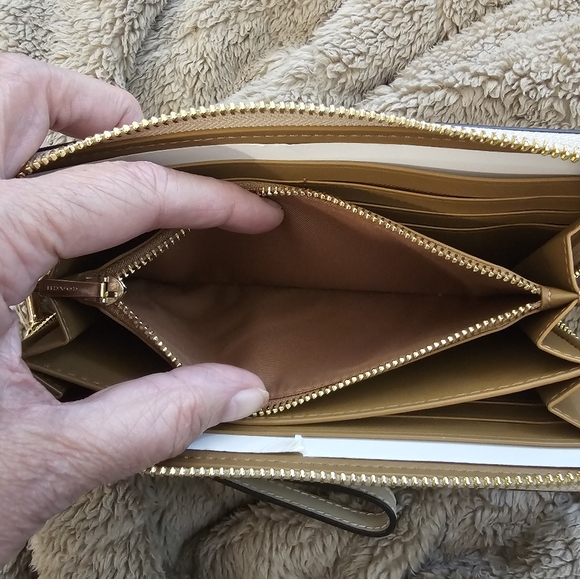 NWT COACH ZIP AROUND WALLET WRISTLET - Picture 4 of 6